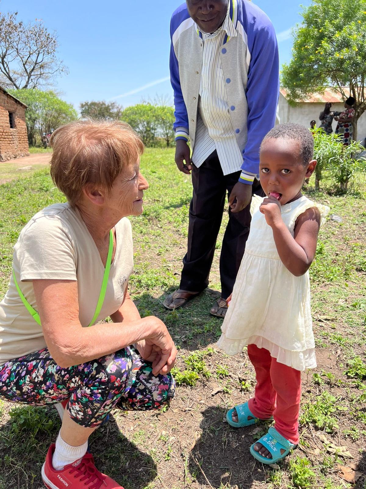Vereinsmitglied im Gespräch mit einem Kind in Afrika